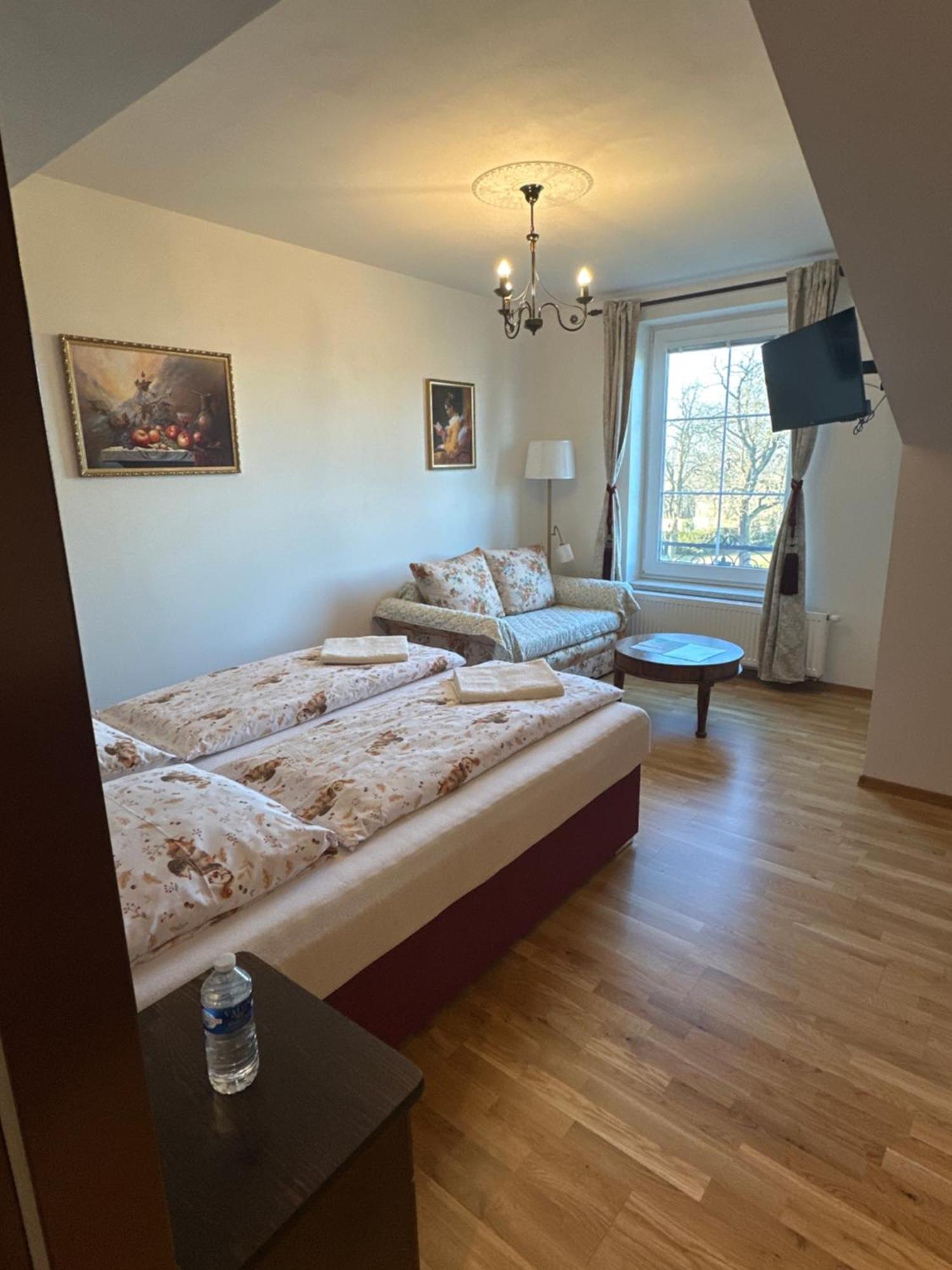Bynovecký Zámeček Exterior foto